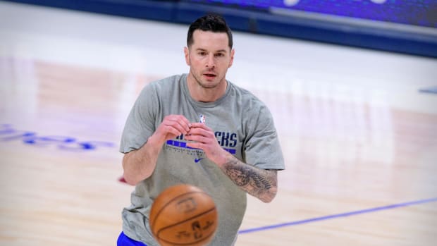 JJ Redick warming up with the Mavericks.